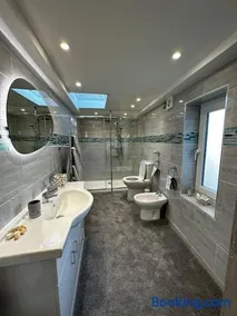 Riverside Seaside Apartment - Image 4