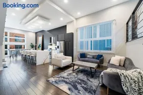 MAGNIFICENT NEW Home w/8 Beds & Free Parking - Image 1