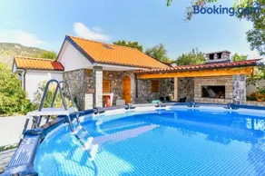 Apartman Lavanda sa bazenom i okućnicom 4* - Image 1