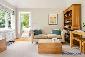 Cosy Country Cottage - Image 1
