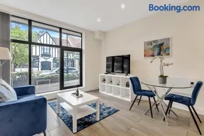 City Service Lets - Modern Cheam Village 2 Bed Apartment with Free Parking - Great Transport Links - Image 2