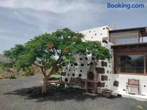 LANZAROTE Casa Volcánica-Anclada sobre la lava del volcán - Image 3