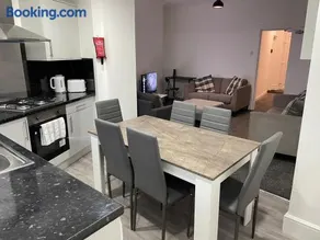 Modern Five Bed Long Stays and Contractors Welcome - Image 2