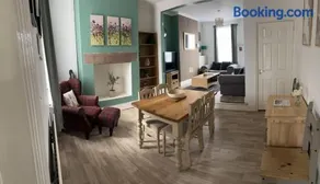 Selston House, 3 bedroom cosy cottage Home for up to 6 Guests, Cul-de-sac on Private road - Image 4