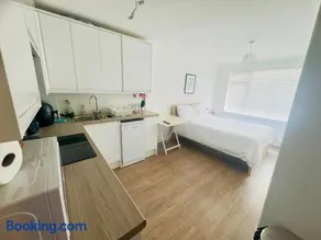 Studio - Sleeps 2 - Wifi - Parking - Image 3