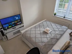 Spacious Room With Kingsize Bed - Image 3