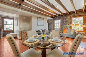 Sprawling Penthouse with Rooftop Deck Blocks from the River - Image 3