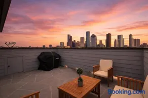 Downtown Gem with Skyline Views, Garage Parking, only 10 minutes from NRG and Med Center! - Image 1