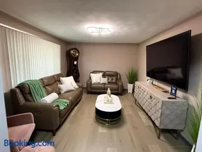 Delightful 3 Bd Home with King size bed, hot tub, playground! - Image 4