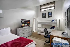 Luxury 2 Bedroom Condo with Pool Hot Tub and Sauna - Image 4