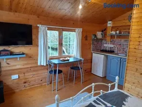 Delightful Studio Log Cabin - Image 2