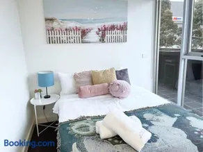 Chic Short Stay Retreat at Doncaster - Image 4
