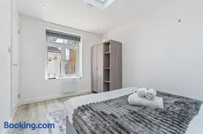 Modern guest house Free Parking - Image 2