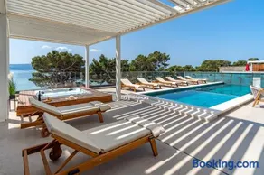 Villa Bava with 4 En-suite Bedrooms, Heated 33 sqm Pool - Image 3