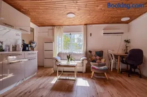 Bright 2 Bedroom, Private Garden - Image 2
