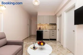 Seaside Apartment Renovated 2BR 1 Minute Walk to the Beach No Car Needed - Image 2