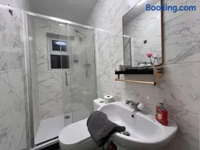 10 Bed House with Parking! - Image 2