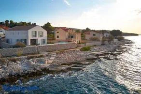 Luxury seafront villa Familija Splitska with pool on Brač - Image 3