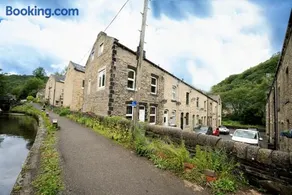 2BR Modern Hebden Hideaway, Canal side, Stylish and Cosy - Image 2