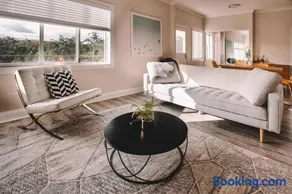 Cooranbong Farm Stay-7 Bedrooms Cottage with Pool and Tennis Court - Image 3