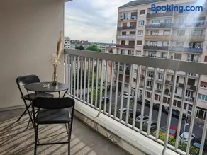 Cozy 1-bedroom apartment with balcony & parking, 5 minutes from the train station, near Paris - Image 1