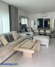 Spacious Modern Home & Garden Perfect for Families - Image 2