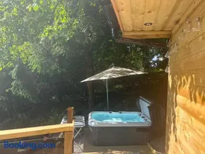 Unique Orchard Lodge for couples with hot tub - Image 2