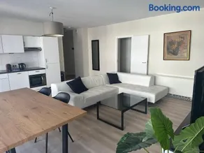 3 Bedroom Apartment in City Center with Balcony View - Image 2
