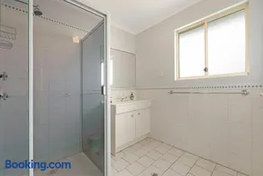 Tahren Beach Getaway - Image 3