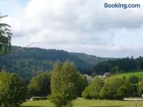 Gîte à la montagne avec cheminée, wifi et joli terrain - Image 3