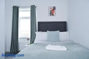 Contractor-Friendly 3Bed & Holiday Let - Walk to Metro - Free Driveway Parking, Sleeps 6 - Close to City Centre - Image 2