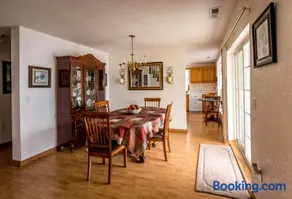 Lakefront Cottage - Spacious House with Private Dock - Image 1