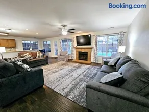 Dallas Lakeside Bliss Stay - Private Pool, Air hockey and High speed internet - Image 1