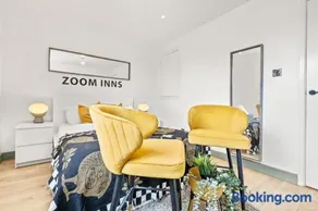 Cozy work-ready home near City Centre with Netflix and Parking - Image 2