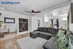 Modern Stylish Urban Haven 4 Bedroom 2 Bath - Dog Friendly - Image 4