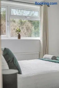 Mulberry House - Detached 6 Bedroom House with Hot Tub & Private Parking - Image 2