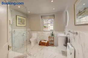 Paragon House Luxury Apartment, Central Bath - Image 2