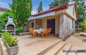 Three-Bedroom Holiday Home In Premantura - Image 2
