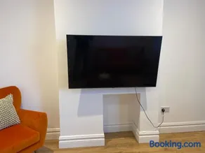Modern flat in South Yorkshire - Image 4