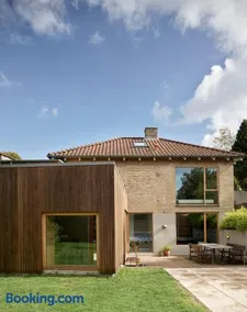 Architect-designed villa with pool close to downtown - Image 3