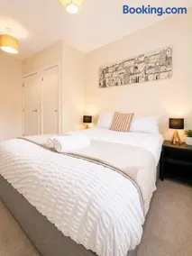SwankyApartmentNearM5withParking - Image 2