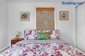 4 Bedroom House Near Bristol Center - Image 2