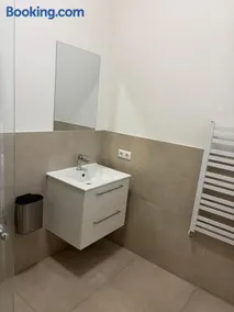 1 Room - Image 2