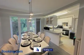 Spacious 3 BDR By Avalora Short Lets & Serviced Accommodation Queensway With Big Garden, Near Train Station, Airport & Large Driveway - Image 3