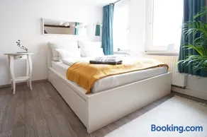 Zentrale, gemütliche Dachgeschoss-Etage - 52qm - Altes Haus auf 2,5 Etagen exklusiv für Dich - mit 1 Schlafzimmer, Wohnzimmer und Rückzugsraum zum Verweilen - Küche, großes Bad, Netflix - Image 2