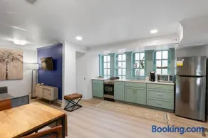 Unique & Charming 1 Bedroom One Block to King St - Image 3
