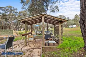 Peaceful 6-Acre Grampians Ridge Retreat Sleeps 10 - Image 2