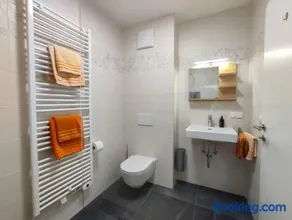 Modernes Zimmer mit kostenlosem Parkplatz - LIMA Vermietung - Image 2