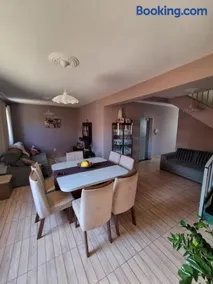 Quarto confortável com banheiro privativo em aconchegante residência - Image 2