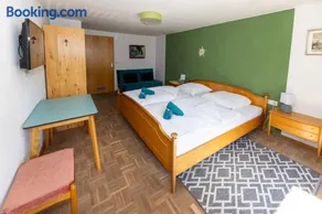 Goldiger Hirsch B&B mit Gemeinschaftsküche - Image 4